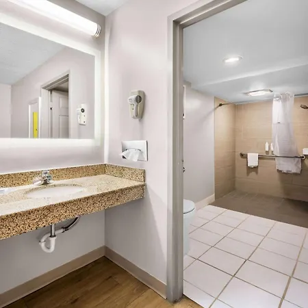 Wyndham Raleigh Midtown戴斯酒店外部照片